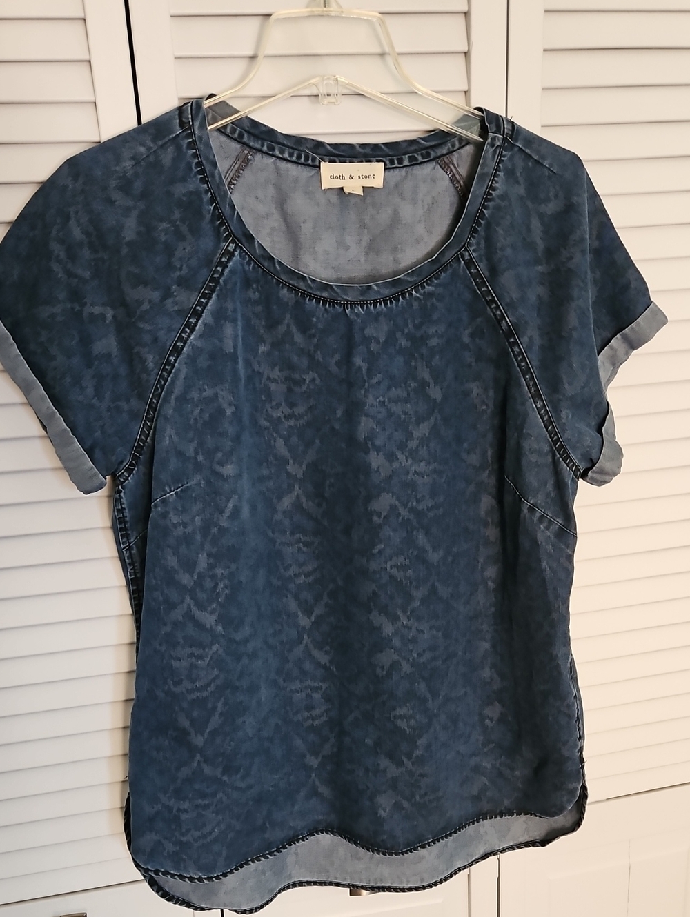CLOTH & STONE BLUE MINERAL WASH CHAMBRAY TOP SZ L